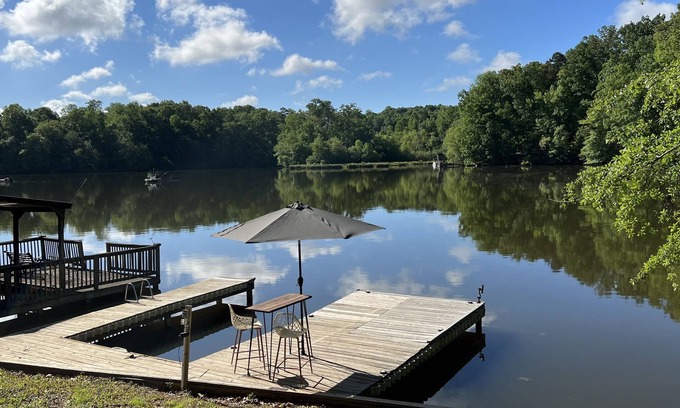 Anderson Cottage | Romantic LAKEFRONT House with Private Dock-Golf Nearby