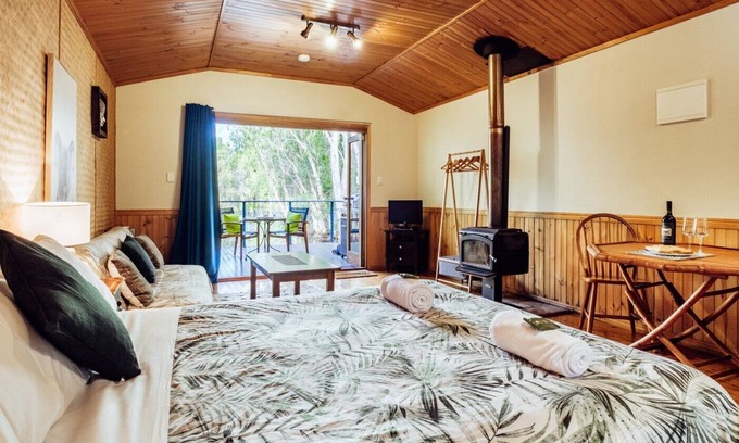 Byfield Cabin | Romantic Luv Shack in Byfield Rainforest