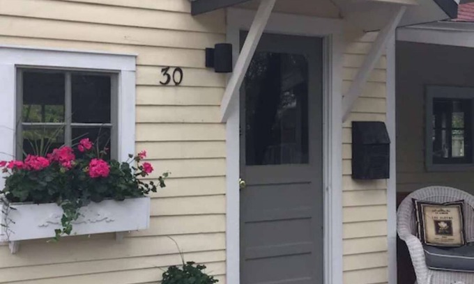 Eureka Springs Historic District Cottage | Romantic Refreshing 1890s Cottage Uptown Eureka Springs Weekday Specials!