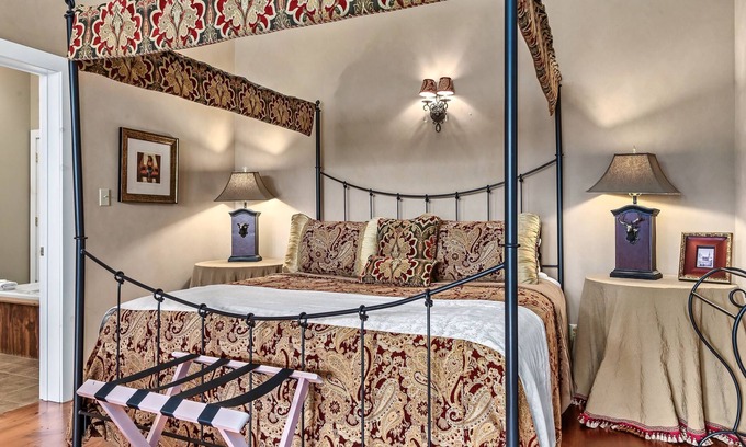 Townsend Hotel | Romantic Suite | Mountain Views! | King Bed