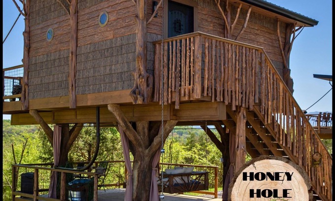 Sevierville Cabin | Romantic Treehouse + 2 Soaking Tubs + Mountain View
