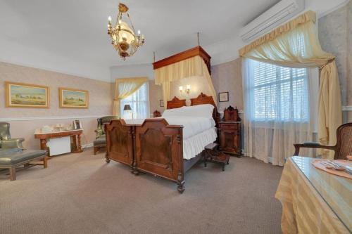 Sutter Creek Hotel | Romantic Victorian Getaway The Blue Room