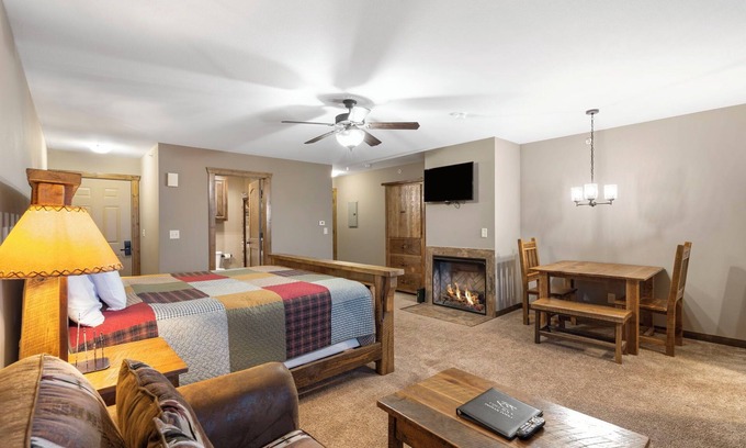 Indian Point Condo | Romantic Walk-in Suite with a Lake View Near SDC