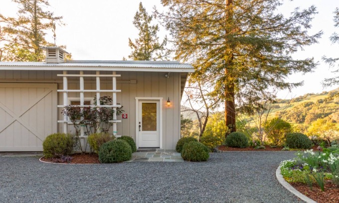 Cloverdale Cottage | Romantic wine country getaway, close to fine dining/wineries.