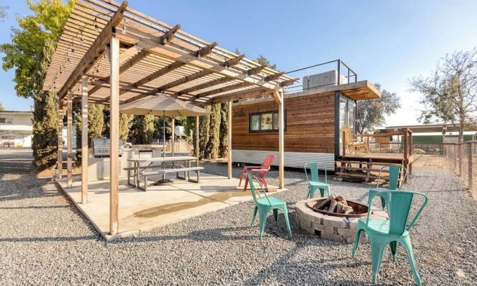 Tulare House | Rooftop Spa! Tiny Home on the Farm