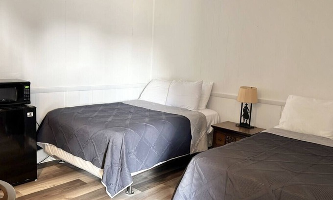 Harper Hotel | Room 27 - Double Queen - Sleeps 4 - Harper Motel