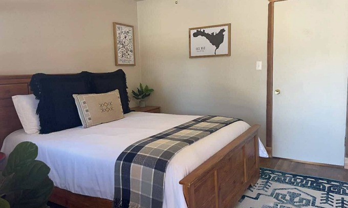 Eagle Nest Cabin | Room 7: Cozy Nest 15 Minutes from Red River/Angel Fire