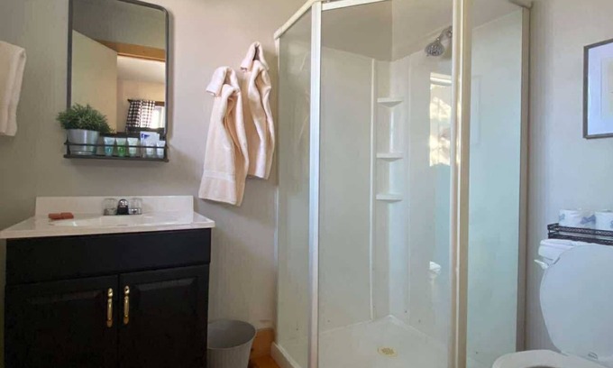 Eagle Nest Cabin | Room 9: Fisherman's Bunk - 15 minutes from Red River/Angel Fire