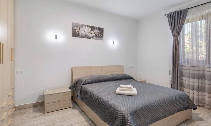 Cervere Apartment | Room 'Mimosa' with Shared Terrace, Wi-Fi and Air Conditioning
