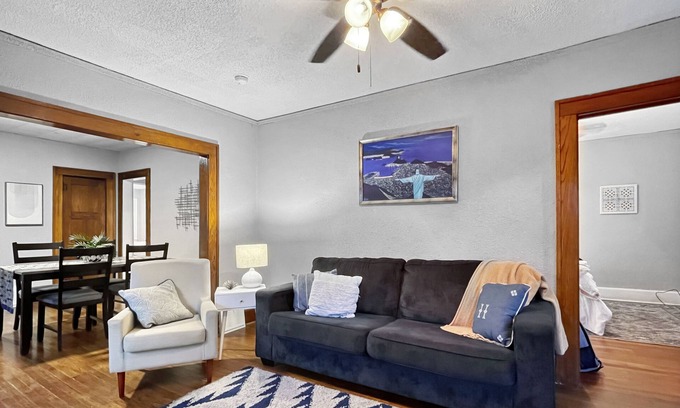 Des Moines House | Roomy 4BR by Drake Sleeps 13 HUGE yard