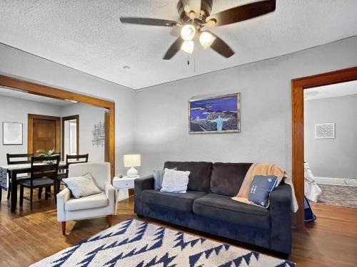 Des Moines House | Roomy 4br By Drake Sleeps 13 Huge Yard