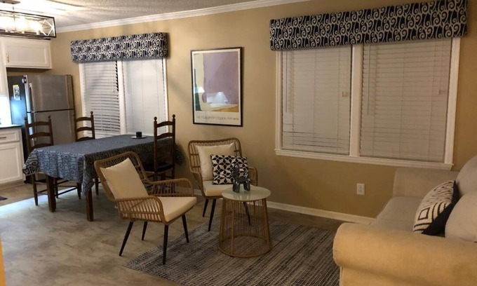 Harbison Apartment | ROOMY APARTMENT IN QUIET NEIGHBORHOOD CLOSE TO EVERYTHING!