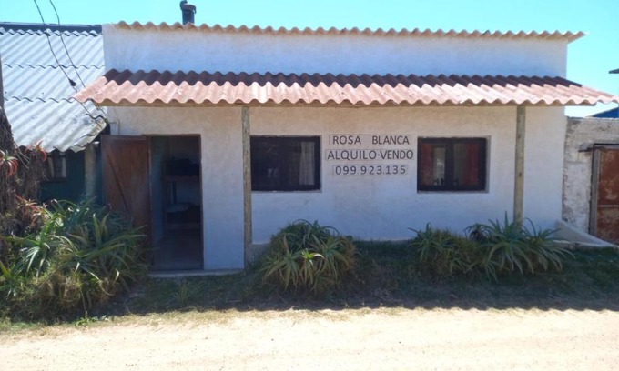 Aguas Dulces House | Rosa blanca