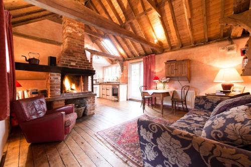 Sudbury House | Rose Cottage rural cosiness with footpaths to the local Macro Brewery Pub