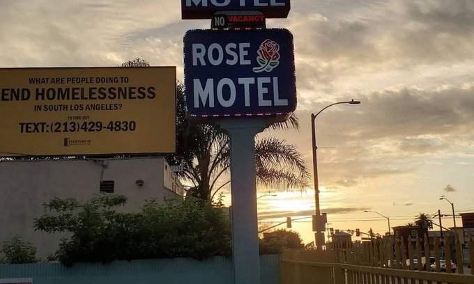 Compton Hotel | Rose Motel
