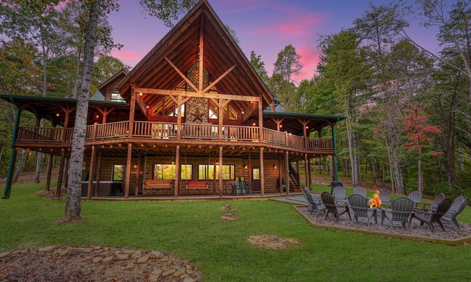 Logan Cabin | Rose Ridge - 8BR/5.5BA Luxury Log Cabin on 25 Acres - Walk to Old Man's Cave!