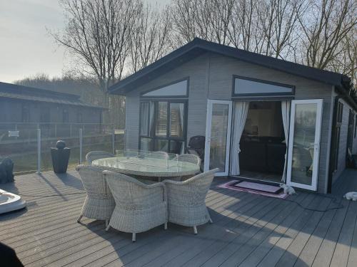 Arnold House | Routh 2-Bed Luxury Lodge Hot Tub & Lake View