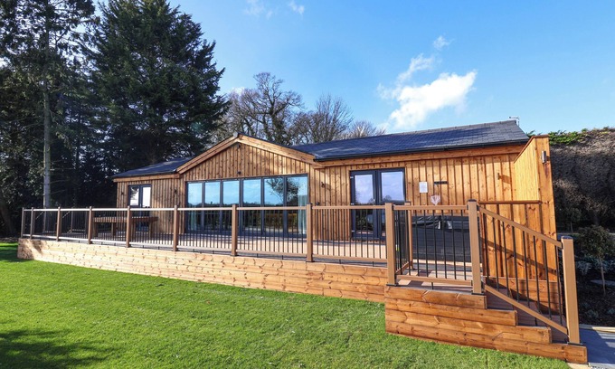 Kilnwick Cottage | ROUTHORPE LODGE, family friendly, with hot tub in Great Driffield