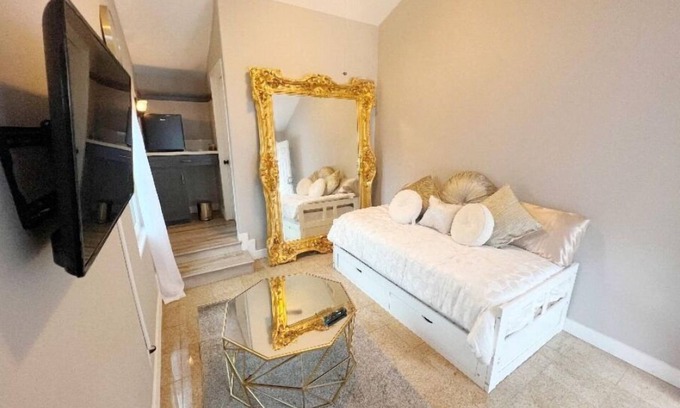 Canoga Park House | Royal Comfort