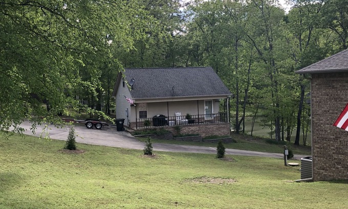 Mid America House | Royal Cottage on Lake Hamilton with Boat Ramp, WI-FI