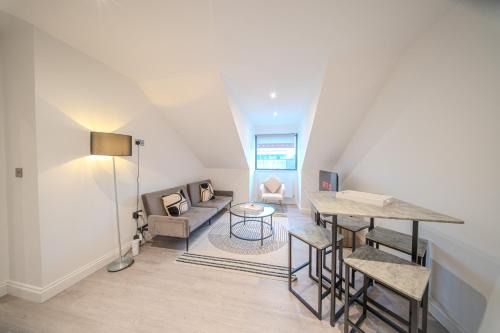 Brentwood Apartment | Royal Oak 9 - FREE PARKING - Perfect for Contractors - Wi-Fi - Long Term Stays
