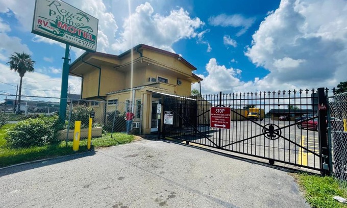 Viavant - Venetian Isles Hotel | Royal Palms Motel & RV Park