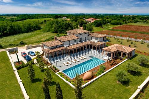 Vizinada Villa | Royal Pool in Tuscan Mansion by Don Giordano Excelsior