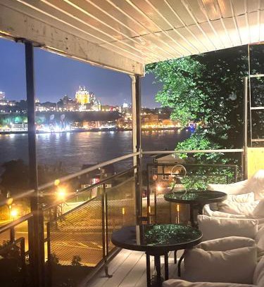 Desjardins Apartment | Royal View Frontenac Balconies 6 bedrooms 15 guests