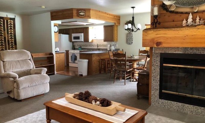 June Lake Apartment | RR-edgewater02