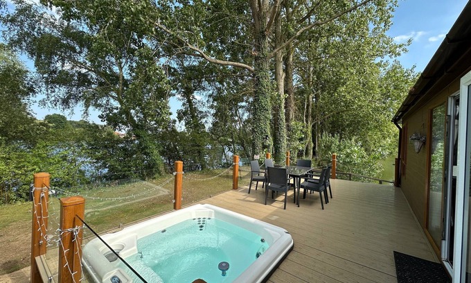 Tattershall Cabin | Rudd lake luxury lodge with a private Fishing Peg & hot tub @Tattershall lakes
