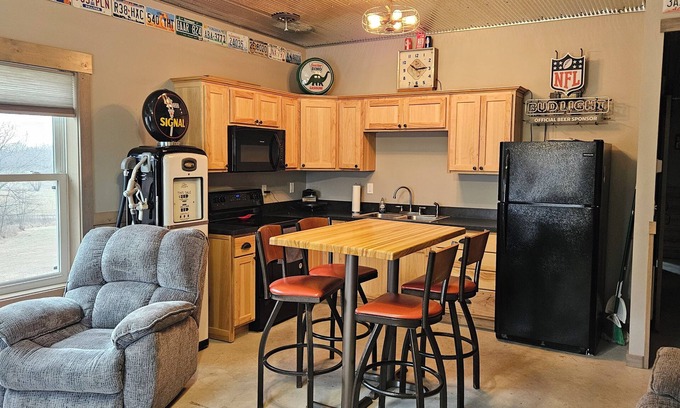 Gallatin House | Rudy's Place: Near Hamilton Quilt Town & Jamesport