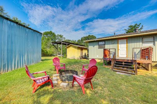 Royal House | Rural Escape Near Lake Ouachita with Gas Grill!