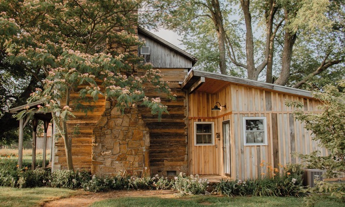 Rumsey Cabin | Rustic 1800s' Log Cabin with Modern Amenities on an Old Farm close to Owensboro