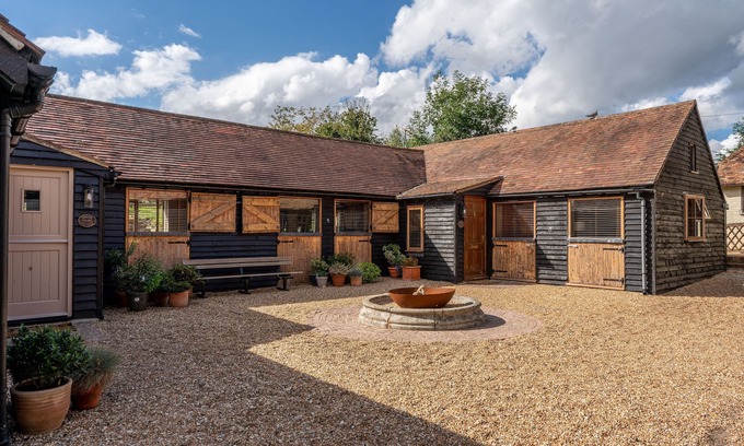 Bilting Cottage | Rustic 2 Bed Stable in the Heart of the Kent Downs