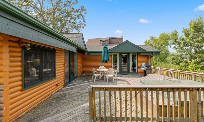 Breezy Point Cabin | Rustic 2BR Cabin with Deck Overlooking Golf Course