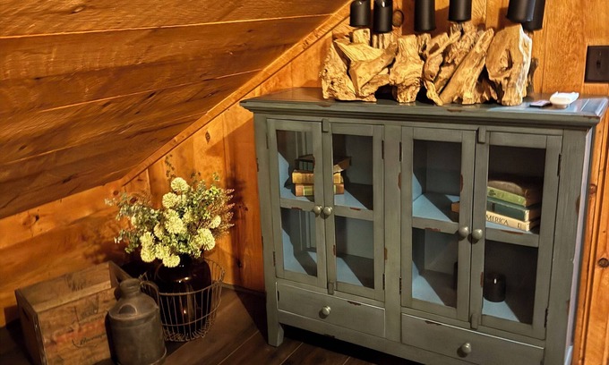 Pembina County House | Rustic 5 Bedroom Gorge River Resort