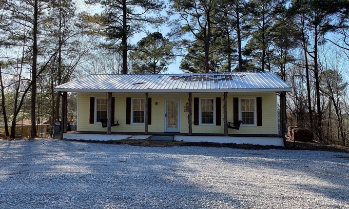 Batesville House | Rustic Cabin near Sardis Lake Boat Ramp