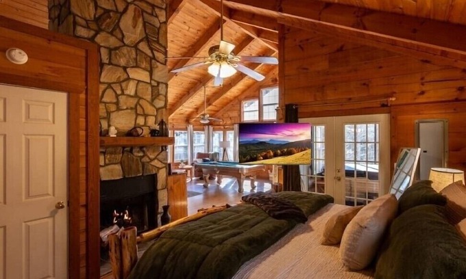 Sautee Nacoochee Cabin | Rustic Cabin Retreat Near Helen Pets Friendly WiFi