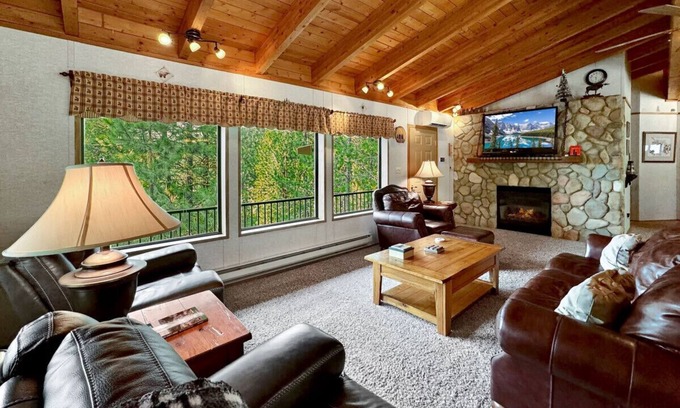 Cascade Apartment | Rustic Cabin with Modern Comforts!
