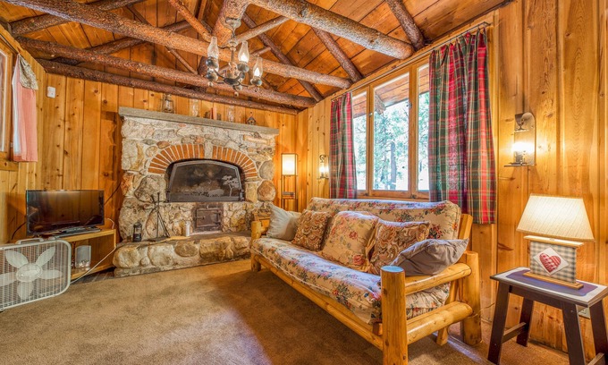 Idyllwild Cottage | Rustic Cabin with Outdoor Deck, Woodland Views - Close to Town