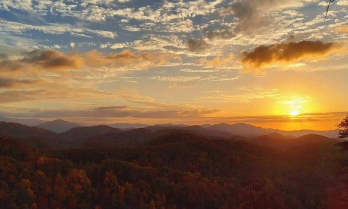 Pigeon Forge Apartment | Rustic Charm - Firepit, Pickle Ball, Game Room