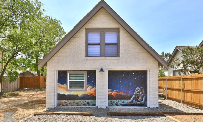 Abilene House | Rustic chic guesthouse located right next to HSU & Hendrick Medical Center
