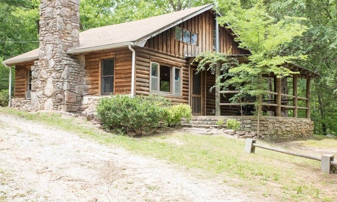 Marble Falls Cabin | Rustic, close to buffalo river, secluded getaway, king bed, hiking ,WIFI