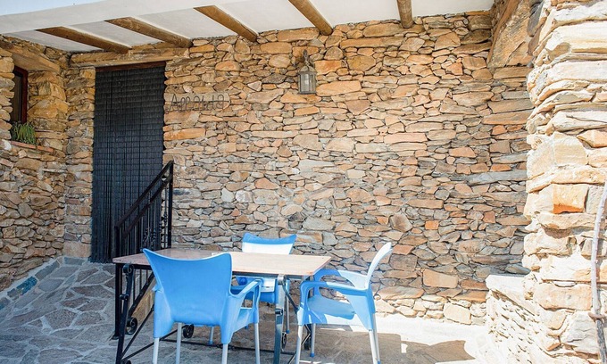 Laroya Cottage | Rustic Cottage in Laroya with Swimming Pool and Terrace