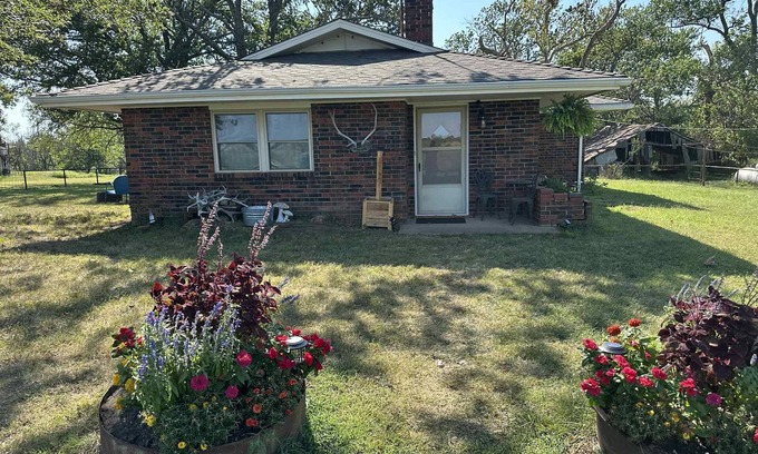 Nowata County Other | Rustic Country Retreat - Charming country farmhouse in Wann, OK