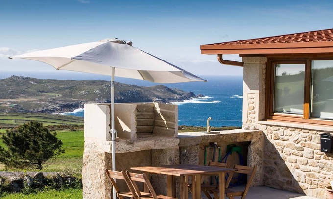 Frije House | Rustic house with private grounds and sea views, located in the Cape Touriñán