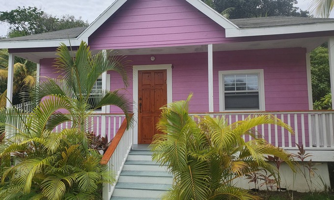 Calabash Bight House | Rustic Island charm on the East End of Roatan where history abounds