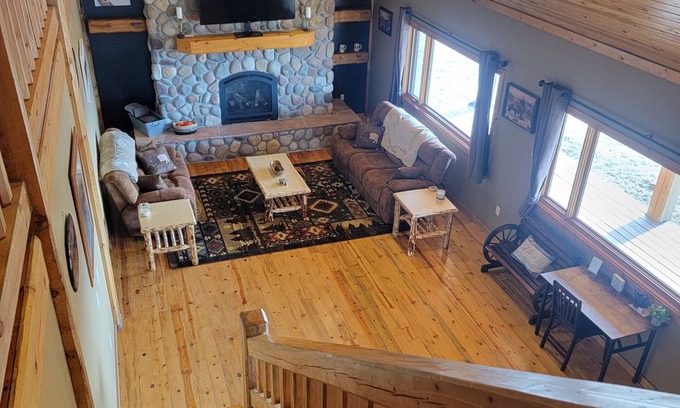 Riverton Cabin | Rustic Knotty Pine Lodge with views!
