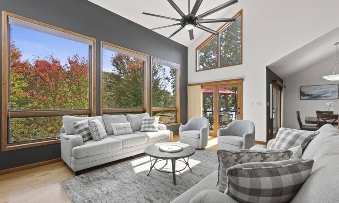 Troutman House | Rustic Lakefront home with winery, state park, and more nearby! A perfect fall getaway!