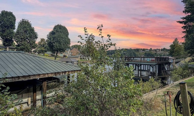 Hickory House | Rustic Lakefront Retreat w/Hot Tub & Pet Friendly